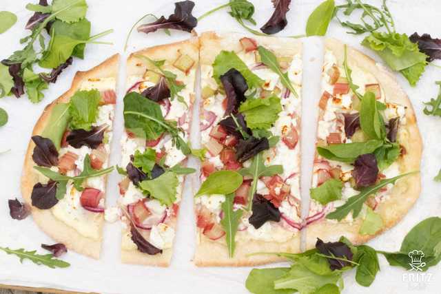 Flammkuchen Rhabarber-Ziegenkäse