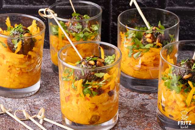 Kürbis Salat mit Datteln, Äpfeln und Petersilie