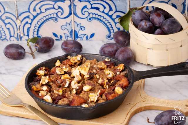 Pflaumencrumble mit karamellisierten Haselnüssen